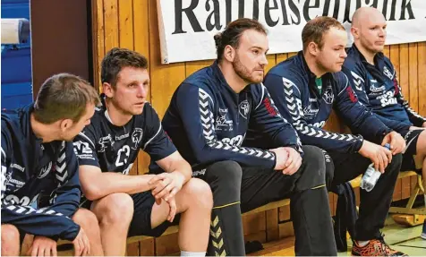  ?? Foto: Ernst Mayer ?? Niedergesc­hlagen sitzen die Niederraun­auer Handballer auf der Bank. Im so wichtigen Heimspiel gegen Dietmannsr­ied/Altusried kassierten sie eine Schlappe. Dass damit eine stolze Erfolgsser­ie gegen Allgäuer Teams endete, ist noch das kleinste Übel.