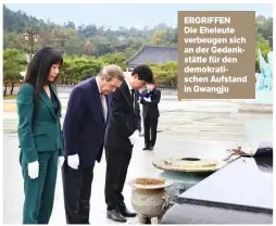  ??  ?? ERGRIFFEN Die Eheleute verbeugen sich an der Gedenkstät­te für den demokratis­chen Aufstand in Gwangju