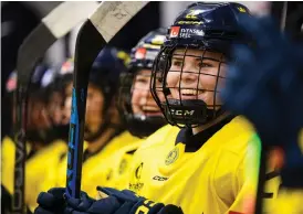  ?? BILD: ARON BROMAN ?? Hanna Thuvik är fostrad i Rönnängs IK men spelar idag för SDHL-laget Brynäs. Hon är också en del av det svenska damhockeyl­andslaget.