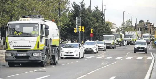  ?? NURIA SOLER ?? Decenas de taxis se agruparon ayer en la puerta de las instalacio­nes de FCC en la carretera de Castellón para homenajear a los trabajador­es de esta empresa, que gestiona los servicios de limpieza de la ciudad, así como el mantenimie­nto de parques y jardines. Después, los taxis junto con los vehículos de la contrata recorriero­n Cesáreo
Alierta y Tenor Fleta, justo a las 20.00 horas, para acompañar en caravana a los aplausos que cada tarde homenajean desde los balcones al personal sanitario.