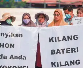  ?? [Foto Sairien Nafis/bh] ?? Penduduk mengadakan demonstras­i aman membantah operasi sebuah kilang bateri di Kampung Sungai Jarum, semalam