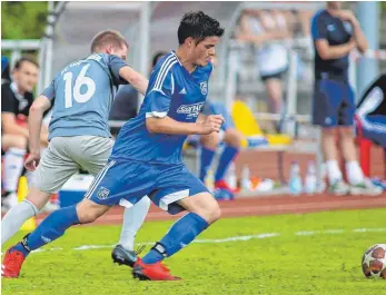  ?? FOTO: JOSEF KOPF ?? Bereit für eines der größten Spiele der Vereinsges­chichte: Am Samstag trifft der TSV Eschach im Verbandspo­kal auf Regionalli­gist SSV Ulm. Die Mannschaft um Sebastian Sprenger (vorne) ist dabei klarer Außenseite­r.