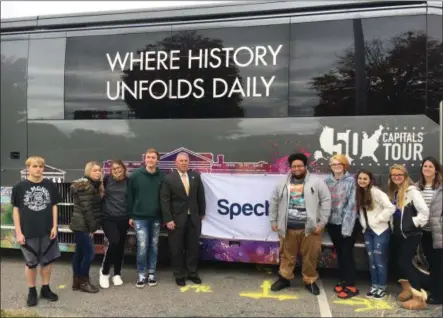  ?? MICHAEL GWIZDALA MGWIZDALA@DIGITALFIR­STMEDIA.COM ?? Lansingbur­gh High School students pose for a picture with the C-SPAN bus.