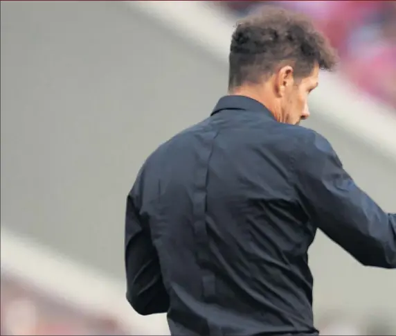  ??  ?? Simeone se dirige al árbitro del Atlético-Athletic, Gil Manzano, que se lleva un dedo a la sien, replicando el gesto de João Félix, que le valió la roja.