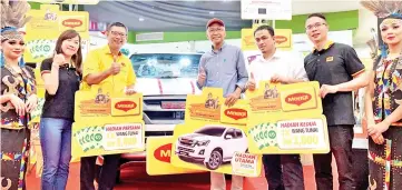  ??  ?? Rakam (centre) and Quek (third left) at the Jom Masak and Menang Bersama MAGGI contest launch at 1Borneo Hypermall yesterday.