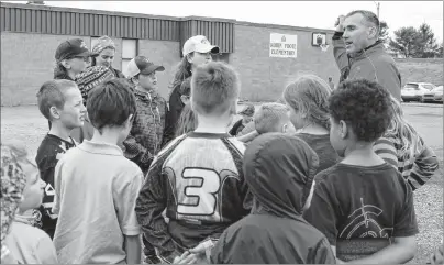  ?? NANCY KING/CAPE BRETON POST ?? Robin Foote Elementary principal Stephen MacDougall gives members of the school’s Kids’ Run Club some guidance as they headed out for a run Friday. The club runs three times a week and is preparing for the upcoming Fiddlers’ Run.