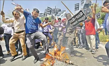  ?? ARUN SHARMA/HT PHOTO ?? Members of taxi unions protest against outside the Haryana Bhawan against the increased road tax.
