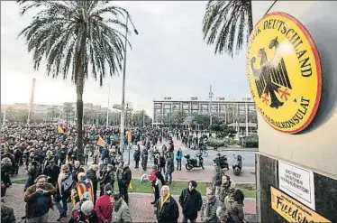  ?? MANÉ ESPINOSA ?? Manifestan­tes concentrán­dose ayer por la tarde ante el consulado de Alemania en Barcelona