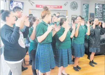  ??  ?? Te Kura Kaupapa Ma¯ ori o¯ Tamaki kapahaka gave Te Hamua an enthusiast­ic welcome.