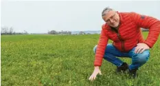  ?? Foto: Bernhard Weizenegge­r ?? Landwirt Michael Wiedemann aus Krumbach vermietet heuer erstmals Blühfläche­n an Bürger, die etwas für den Artenschut­z tun wollen.