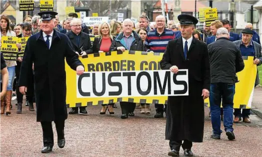  ?? Foto: Paul Mcerlane, dpa Picture-alliance ?? Im nordirisch­en Belfast gehen Brexit-gegner auf die Straße.