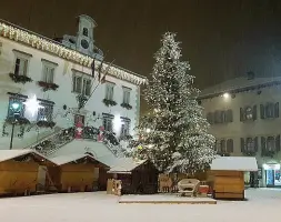  ??  ?? Piazza Municipio Pergine imbiancata a, ieri sono caduti otto centimetri di neve