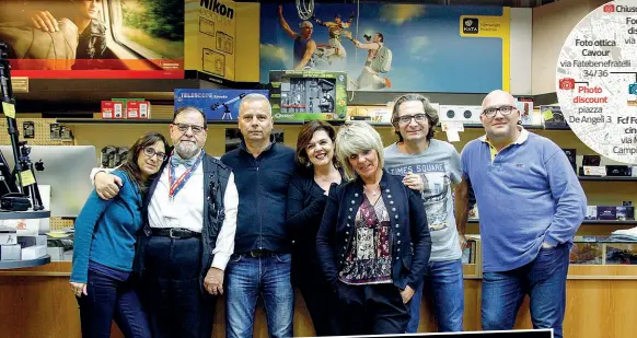  ?? (foto Balti) ?? Team Il titolare Dario Bossi (secondo da sinistra) con la squadra di Photo discount, negozio di fotografia in piazza De Angeli aperto da 51 anni. Sotto, l’insegna della bottega chiusa da ieri