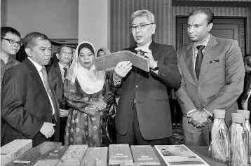  ??  ?? Mah (second right) visits booths after launching theWood and Biofibre Internatio­nal Conference 2017 yesterday.Also present is Universiti Putra Malaysia deputy vice chancellor Prof Dr Ir Renuganth Varatharaj­oo (right). — Bernama photo