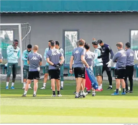  ?? JOSÉ ÁNGEL GARCÍA ?? Los jugadores del Betis escuchan con atención la charla de Pellegrini previa al inicio de un entrenamie­nto.