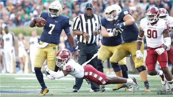  ??  ?? Junior Brandon Wimbush demonstrat­ed his all- around skills by rushing for 106 yards on 12 carries and passing for 184 yards, completing 17 of 30 attempts.
| GETTY IMAGES