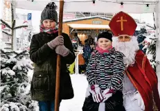  ?? FOTO: NORBERT PRÜMEN ?? Der Nikolaus kam gestern Nachmittag zum Platz am Oedter Gänsebrunn­en und beschenkte die Kinder.