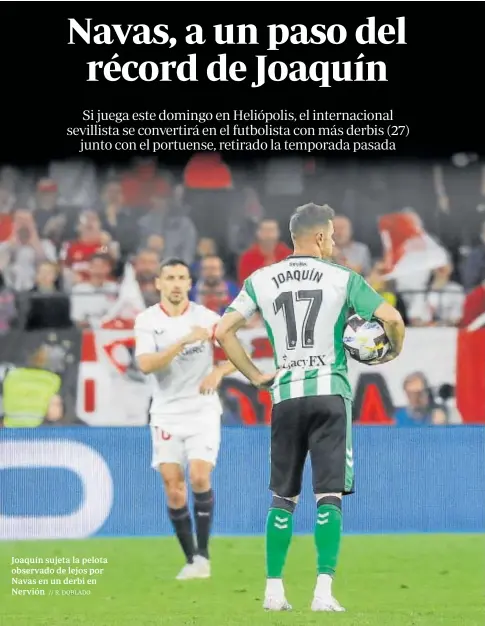  ?? // R. DOBLADO ?? Joaquín sujeta la pelota observado de lejos por Navas en un derbi en Nervión