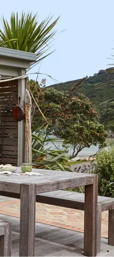  ??  ?? EASY BREEZY A subtle nautical theme suits this low-key holiday home, where laidback living is the only priority. The outdoor bath is from Stoked Stainless.