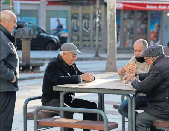  ?? / VÍCTOR SAINZ ?? Un grupo de jubilados juega a las cartas en Madrid.