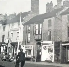  ??  ?? Photo of Wortley’s pet stores in Baxter Gate Loughborou­gh from the late 1950s.
