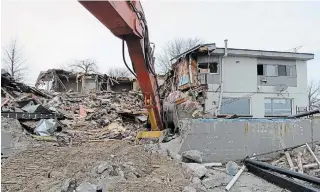  ?? CATHY HERBERT ?? It was the end of an era on the waterfront in Crystal Beach as the old Palmwood restaurant was demolished. The site will become the home to a new five-storey mixed use developmen­t.