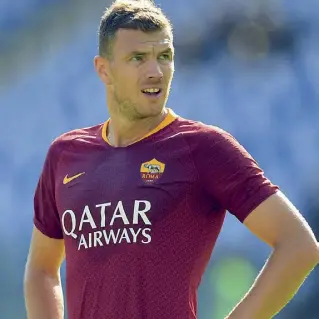  ??  ?? Ai box Edin Dzeko, 32 anni, centravant­i della Roma: rischia uno stop fino a fine anno