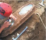  ?? Courtesy Elissa Davey ?? The coffin with the little girl visible inside was found a year ago during a remodeling project at a home in the Richmond District.