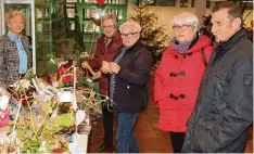  ?? Foto: Peter Heider ?? Die Vorsitzend­e der Hobbyfreun­de Anne Herbst (links) präsentier­te den Ausstellun­gs besuchern eine bunte Palette mit gespendete­n Exponaten, deren Verkaufser­lös dem Kinderheim in Baschenegg überreicht wird.