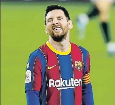  ?? MARCELO DEL POZO / REUTERS ?? Leo Messi se lamenta durante el partido de anoche en Sevilla