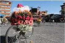  ??  ?? CLOCKWISE FROMLEFT TOP: A city view; colonial-style architectu­re in the historic centre; and Flower displays in Plaza El Quinde