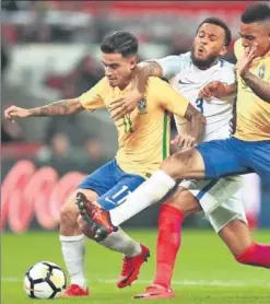  ??  ?? CUESTIONAD­O. Coutinho disputa un balón contra Inglaterra.