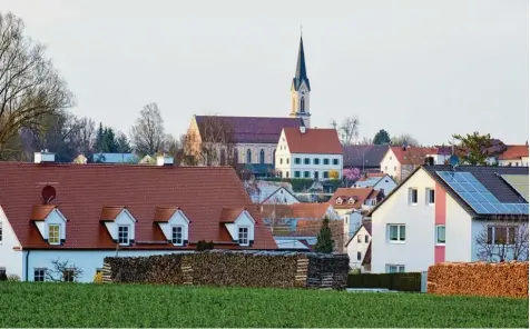  ?? Foto: Peter Stöbich ?? In Ottmaring gibt es dieses Jahr einiges zu feiern. Bürgermeis­ter Eichmann nannte bei der Bürgervers­ammlung die Termine.