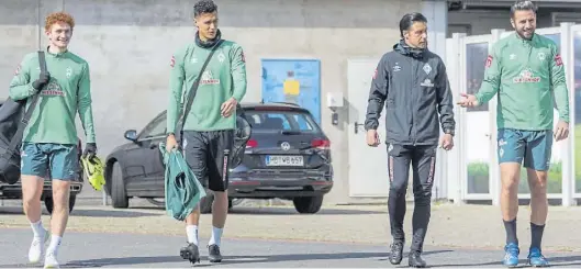  ?? BILD: IMAGO ?? Mit Abstand zum Training: (von links) Werders Joshua Sargent, Davie Selke, Co-Trainer Ilia Gruev und Claudio Pizarro