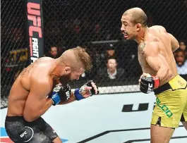  ??  ?? José Aldo acerta bom golpe em Jeremy Stephens e vence por nocaute