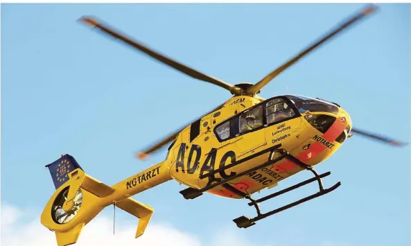  ?? FOTO: ANN-IREN OSSENBRINK/ADAC ?? Rettungshu­bschrauber Christoph 16 ist im Landeanflu­g auf den Saarbrücke­r Winterberg. Der Helikopter flog im Jahr 2017 über 1400 Einsätze.