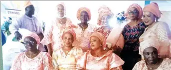  ??  ?? Mother of the bride, Alhaja, Siliphat Amodu (3rd right standing) and her friends, during the recent wedding ceremony between her daughter, Taofeeqat and Ibrahim Salawudeen, at Iseyin, Oyo State.