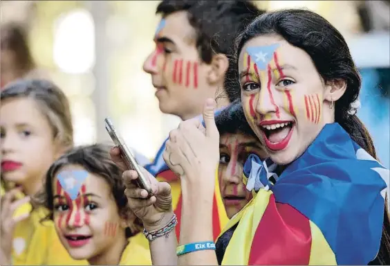  ?? ÀLEX GARCIA ?? Una chica saluda durante la manifestac­ión convocada por la Assemblea Nacional Catalana en las calles de Barcelona