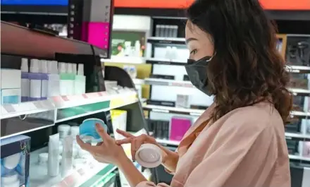  ?? Photo suckhoedoi­song.vn ?? A customer tests cosmetics at a cosmetics store.