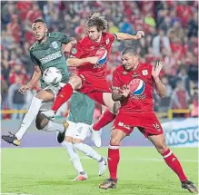  ?? NÉSTOR GÓMEZ/ADN ?? Juan Segovia (d) fue el encargado de dar el triunfo al América.