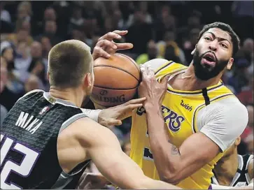  ?? Rich Pedroncell­i Associated Press ?? ANTHONY DAVIS, who scored a team-high 21 points against Eric Mika and Sacramento, helped the Lakers bounce back from Friday night’s emotional loss at Staples Center with a dominant victory on the road.