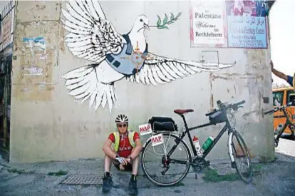  ??  ?? LA PACE SOTTO TIRO Un murale dell’artista inglese Banksy a Betlemme