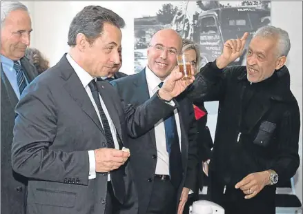  ?? CLAUDE PARIS / AFP ?? Sarkozy bebiendo ayer té de menta en Niza con repatriado­s de la guerra de Argelia