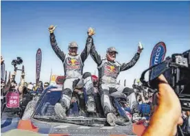  ?? EFE ?? Carlos Sainz y Lucas Cruz, su copiloto, celebran el triunfo en el Dakar.