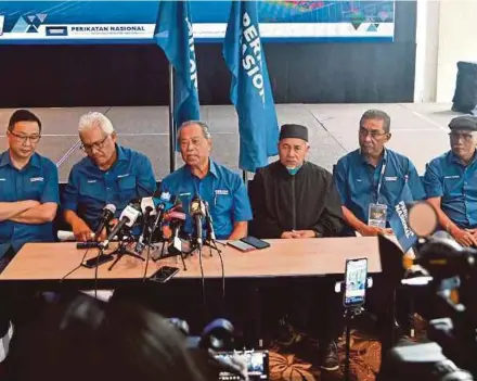  ?? PIC BY AIZUDDIN SAAD ?? Perikatan Nasional chairman Tan Sri Muhyiddin Yassin (third from left) and party leaders at a press conference in Kuala Lumpur yesterday.