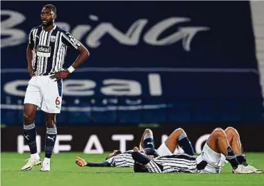  ?? Foto: AFP ?? Das 3:3 gegen Chelsea fühlt sich für Semi Ajayi (l.) und seine Teamkolleg­en von West Bromwich Albion wie eine Niederlage an.