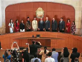  ?? Jerry Lara / Staff photograph­er ?? In a memo, Mayor Ron Nirenberg, center, says the council will vote on the citizens’ committee’s final redistrict­ing recommenda­tion without making changes.