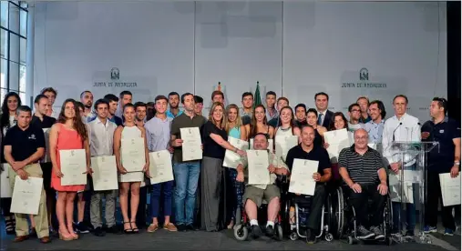  ??  ?? ANDALUCÍA OLÍMPICA. Susana Díaz, presidenta de la Junta, y el consejero Francisco Javier Hernández junto a los becados de 2016.