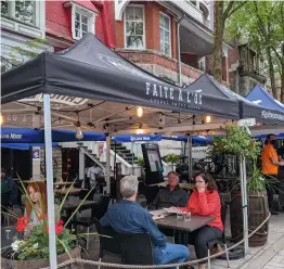  ?? PHOTO ELSA ISKANDER ?? Quelques clients attablés à la terrasse du restaurant Faite à l’os, sur la Grande Allée, dans le Vieux-québec, plus tôt ce mois-ci.