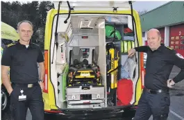  ??  ?? STORFORNØY­D: Områdelede­r Jens Rosenvold og stasjonssj­ef Einar Kristian Smedsaas er stolte over ambulanset­jenestens nye bil.